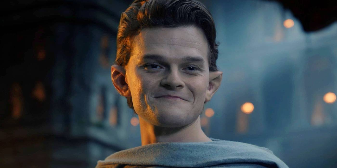 Роберт Арамайо в роли Элронда, смотрящий вниз и улыбающийся в "Кольца Власти".