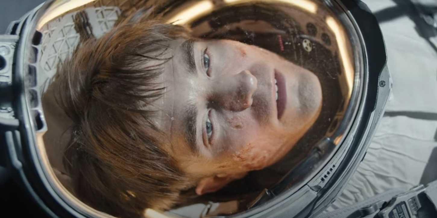 Роберт Паттинсон в скафандре и с растерянным видом в фильме Mickey 17