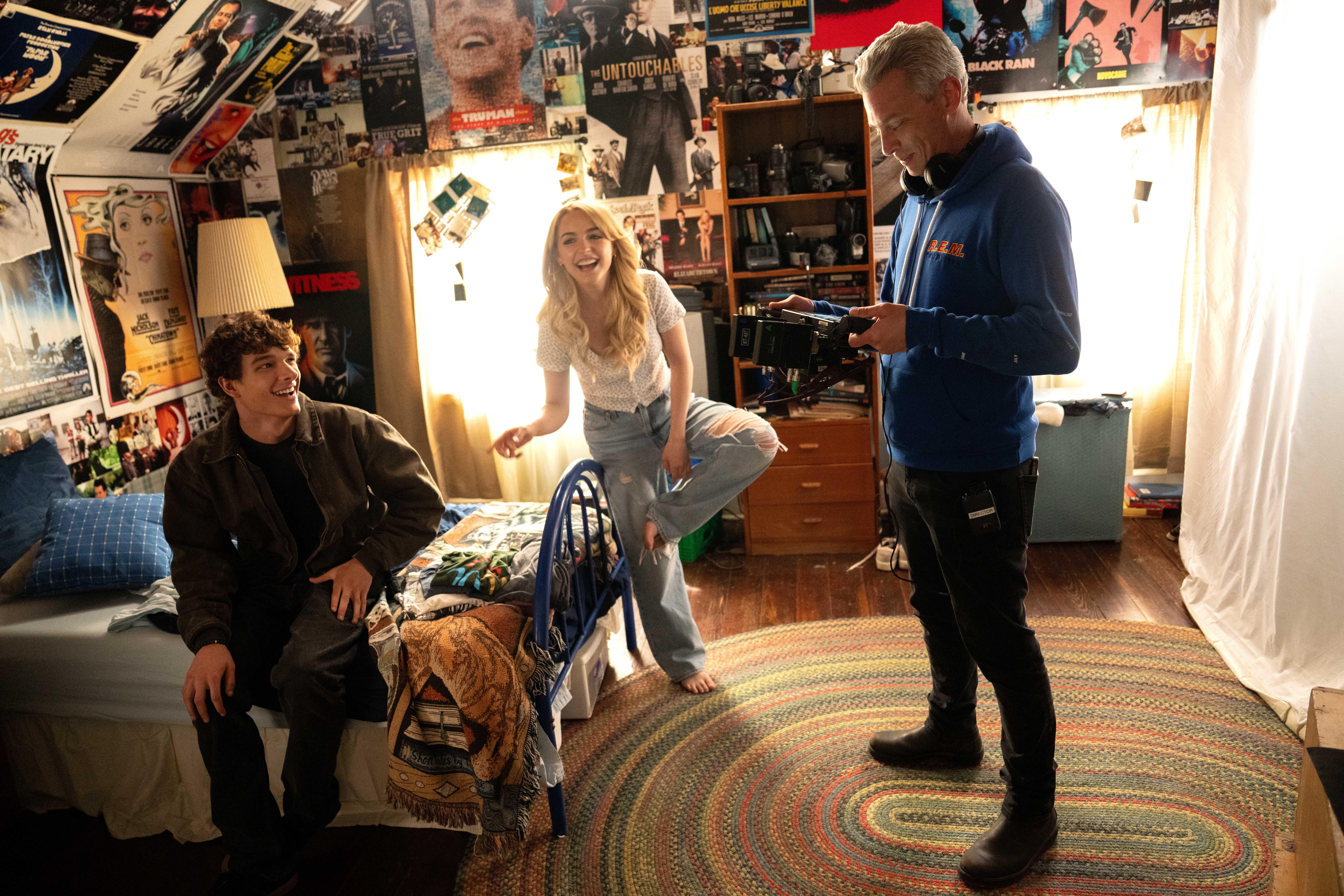 Мейсон Тамс в роли Майлера, Маккенна Грейс в роли Клара и режиссер Джош Бун в фильме "Regretting You" от Paramount Pictures