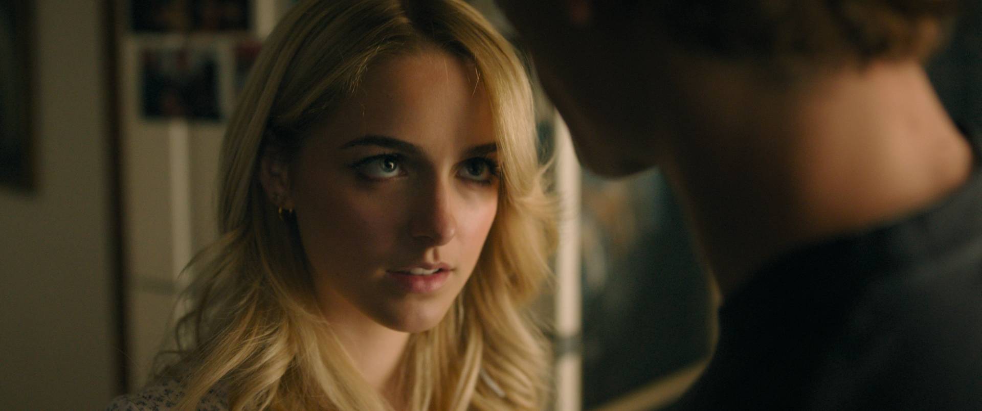 Маккенна Грейс в роли Клары в фильме "Regretting You"