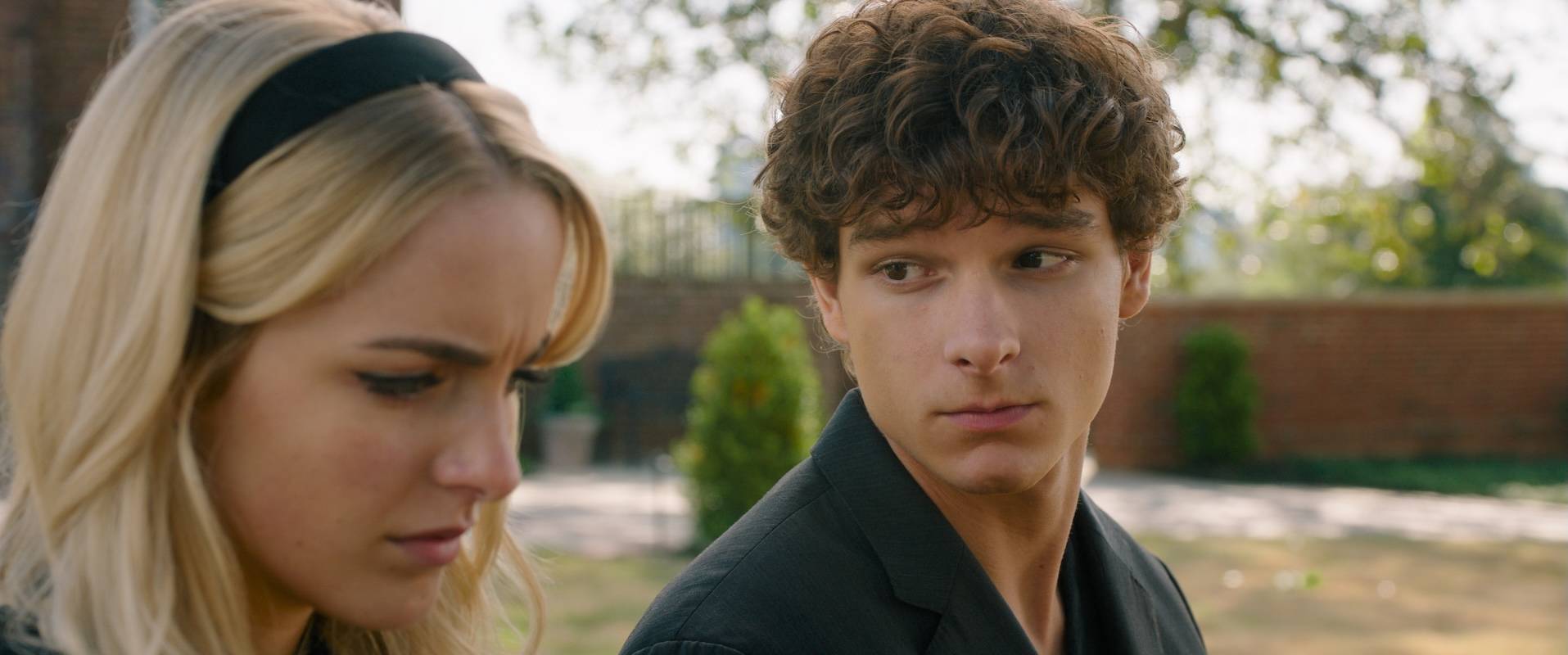 Маккенна Грейс в роли Клары и Мейсон Темс в роли Майлера, разговаривающие в "Regretting You"