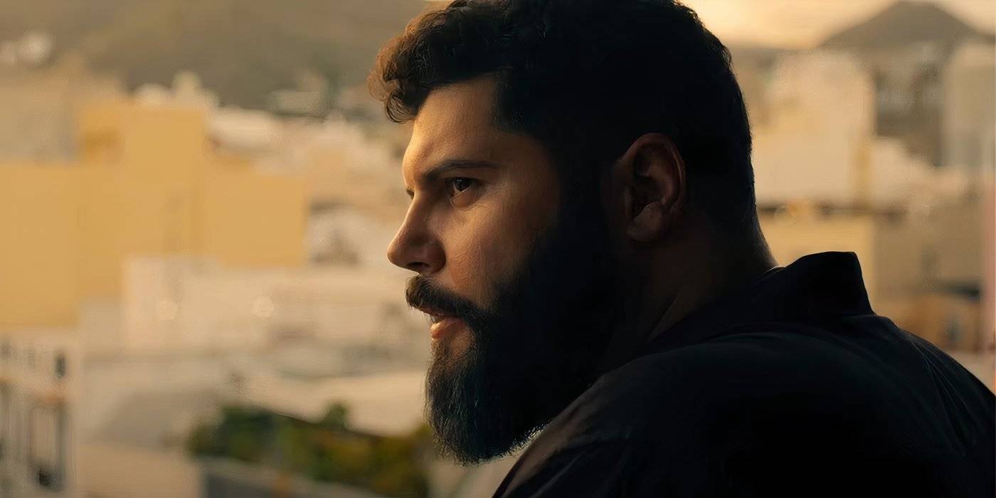 Сальваторе Эспозито в роли Славка, смотрящий на улицу в фильме "Den of Thieves 2"