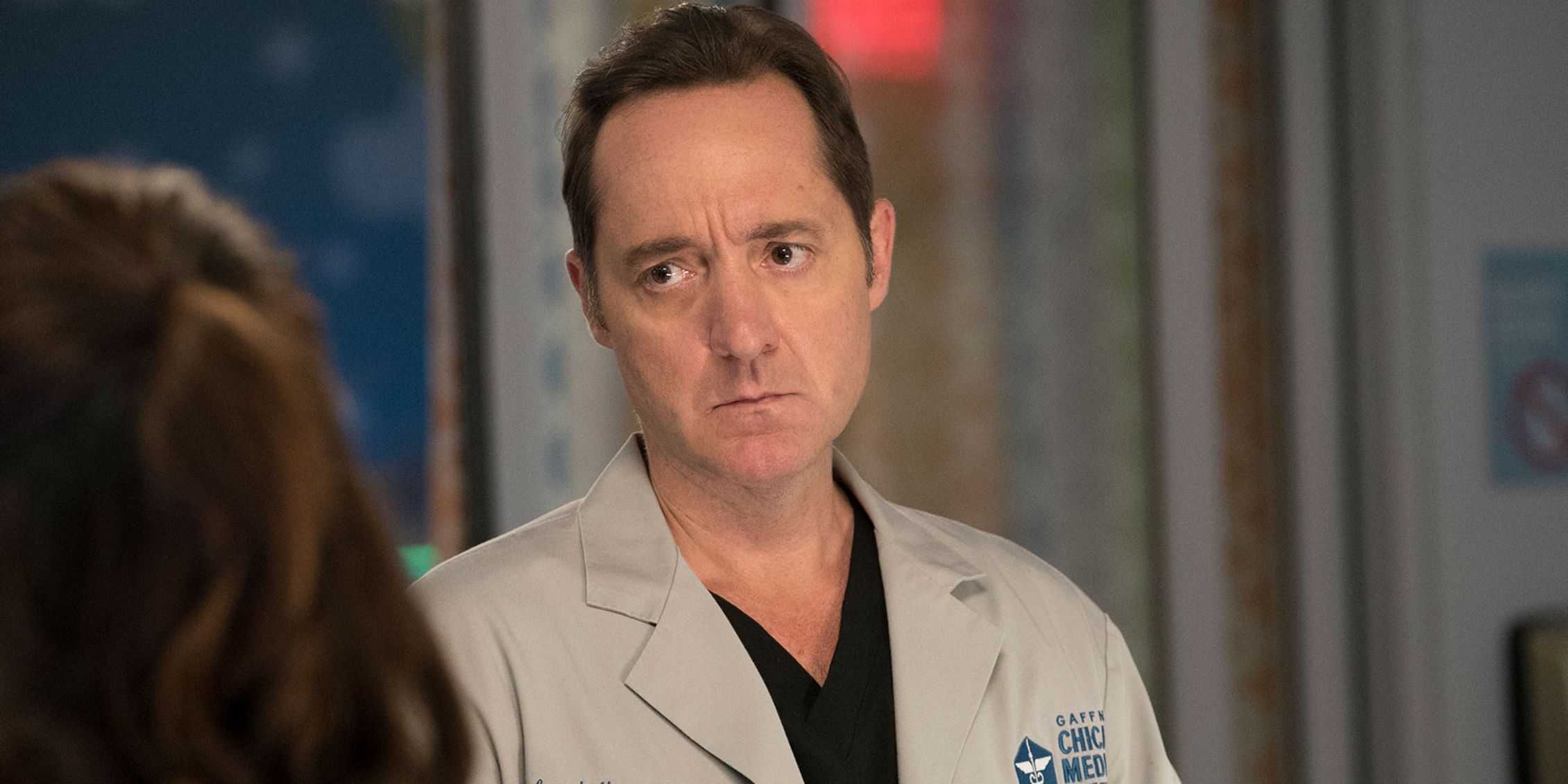 Chicago Med Abrams выглядит раздраженным, разговаривая с кем-то