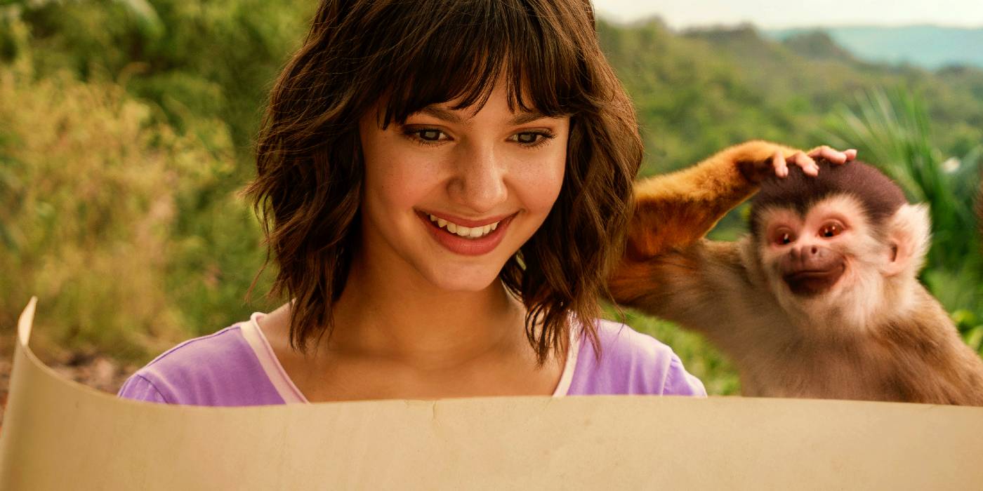 Саманта Лоррейн в роли Доры, улыбающаяся с Боотсом на плече, смотрит на Карту в "Дора и в поисках Соль-Дора"