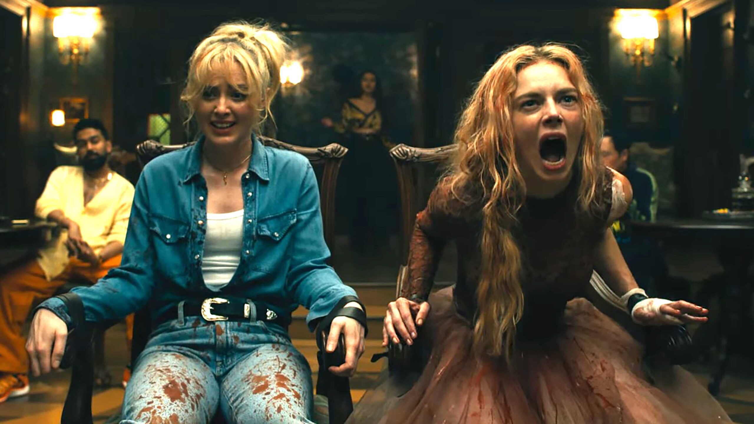 Грейс (Самара Вейвинг) кричит, будучи привязанной рядом с Фейт (Кэтрин Ньютон) в Ready or Not 2: Here I Come