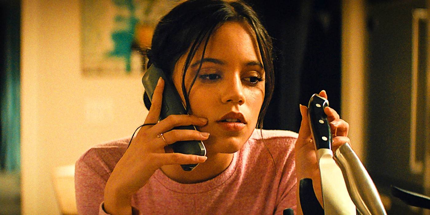 Дженна Ортес в роли Тары, играющей с ножом в *Крик* 2022