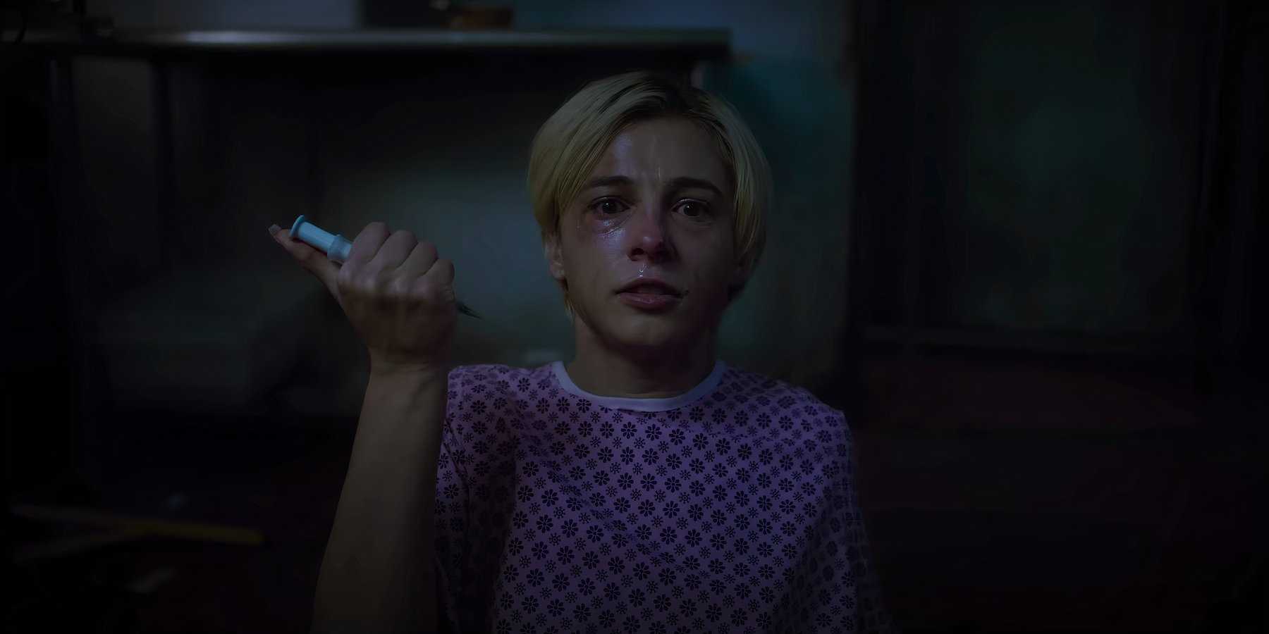 Скай в больничном халате, собирается ввести себе что-то в шею в Smile 2