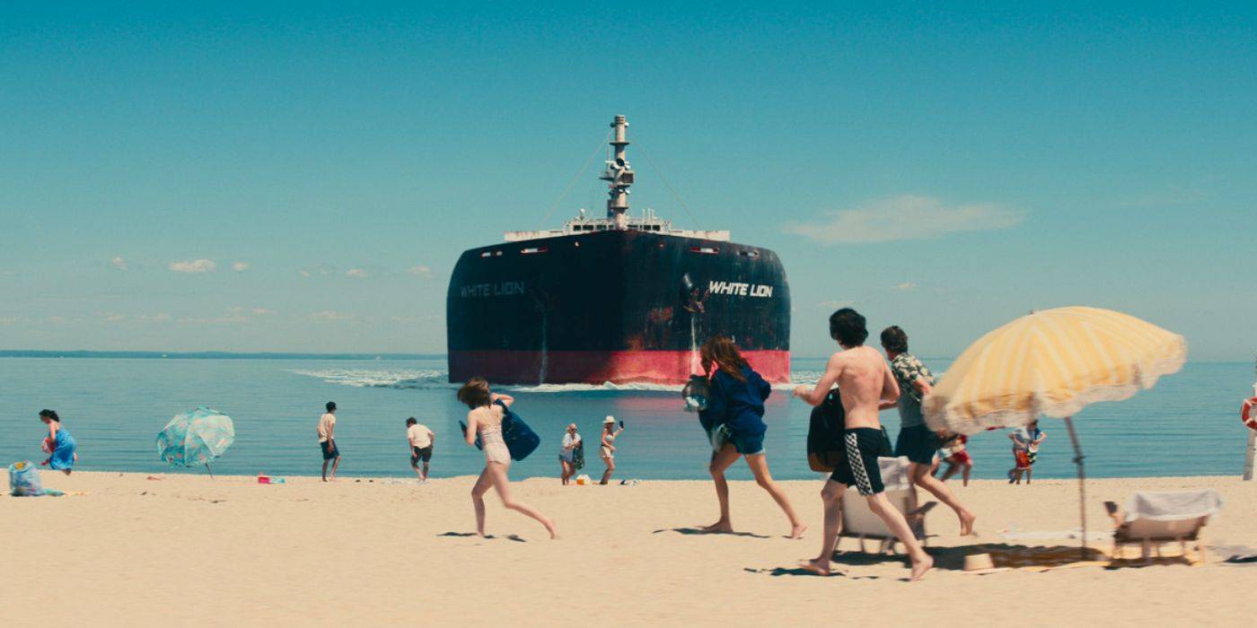 Грузовое судно "The White Lion" направляется к пляжу в фильме "Оставьте мир позади"