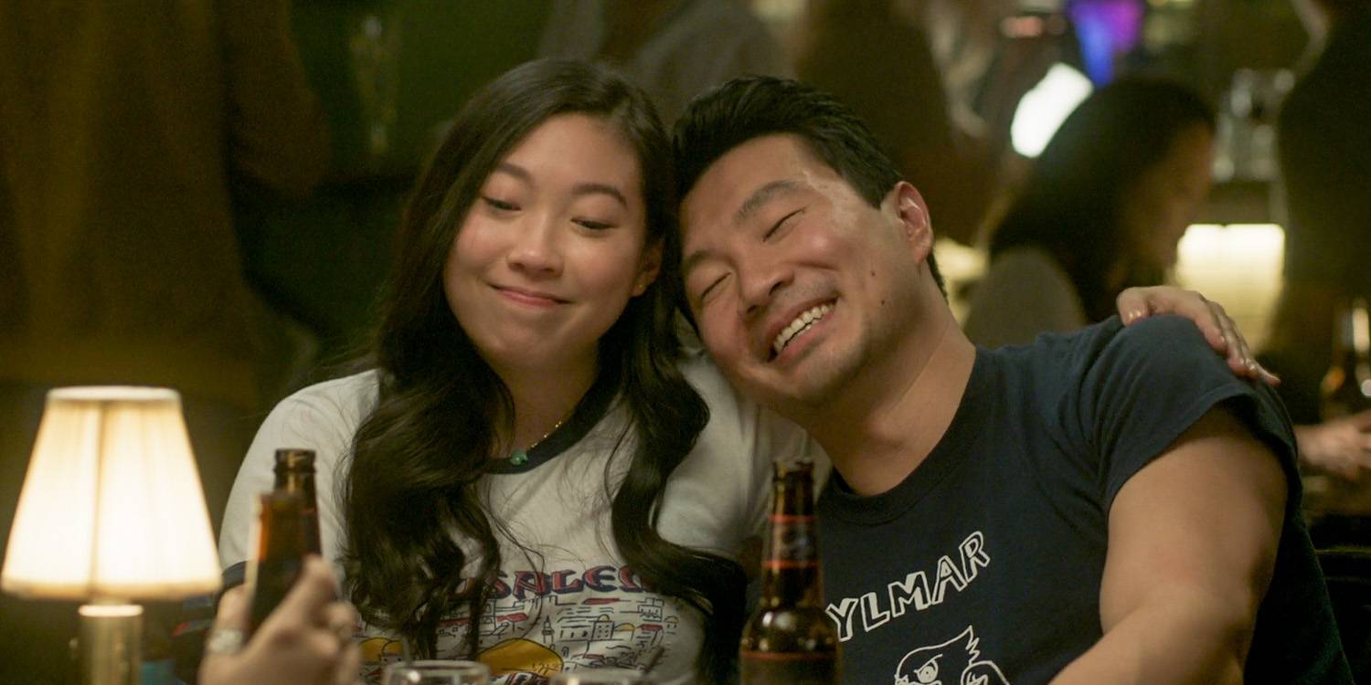 Шанг-Чи и Кэти обнимаются в фильме "Шанг-Чи и легенда о десяти кольцах"