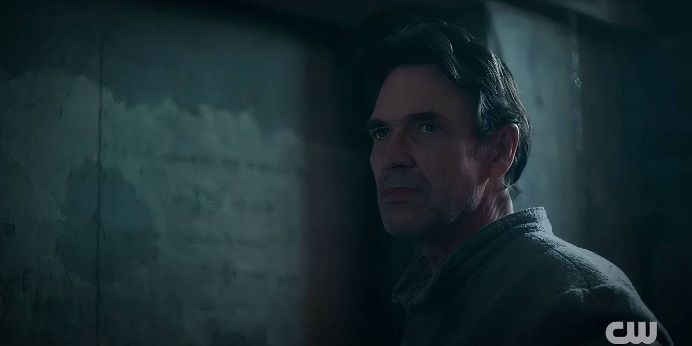 Мориарти смотрит злобно, находясь в своей камере в 1 сезоне "Шерлок и дочь".