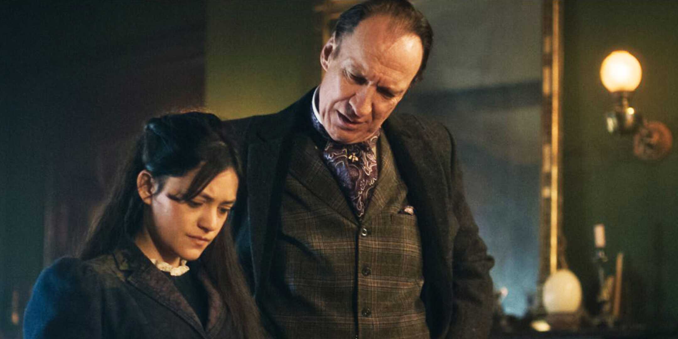 Амелия Родс и Шерлок Холмс смотрят вниз на что-то в "Шерлок и дочь"