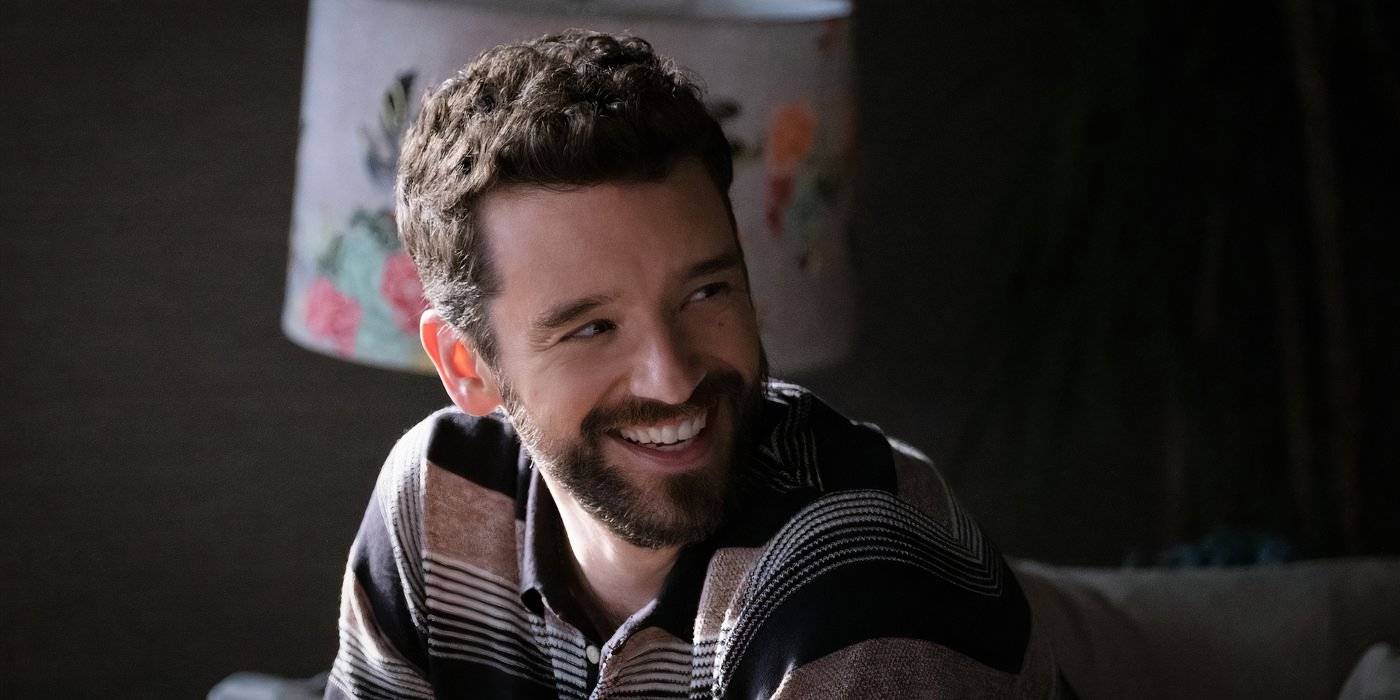 Брайан улыбается, глядя через плечо в *Shrinking*