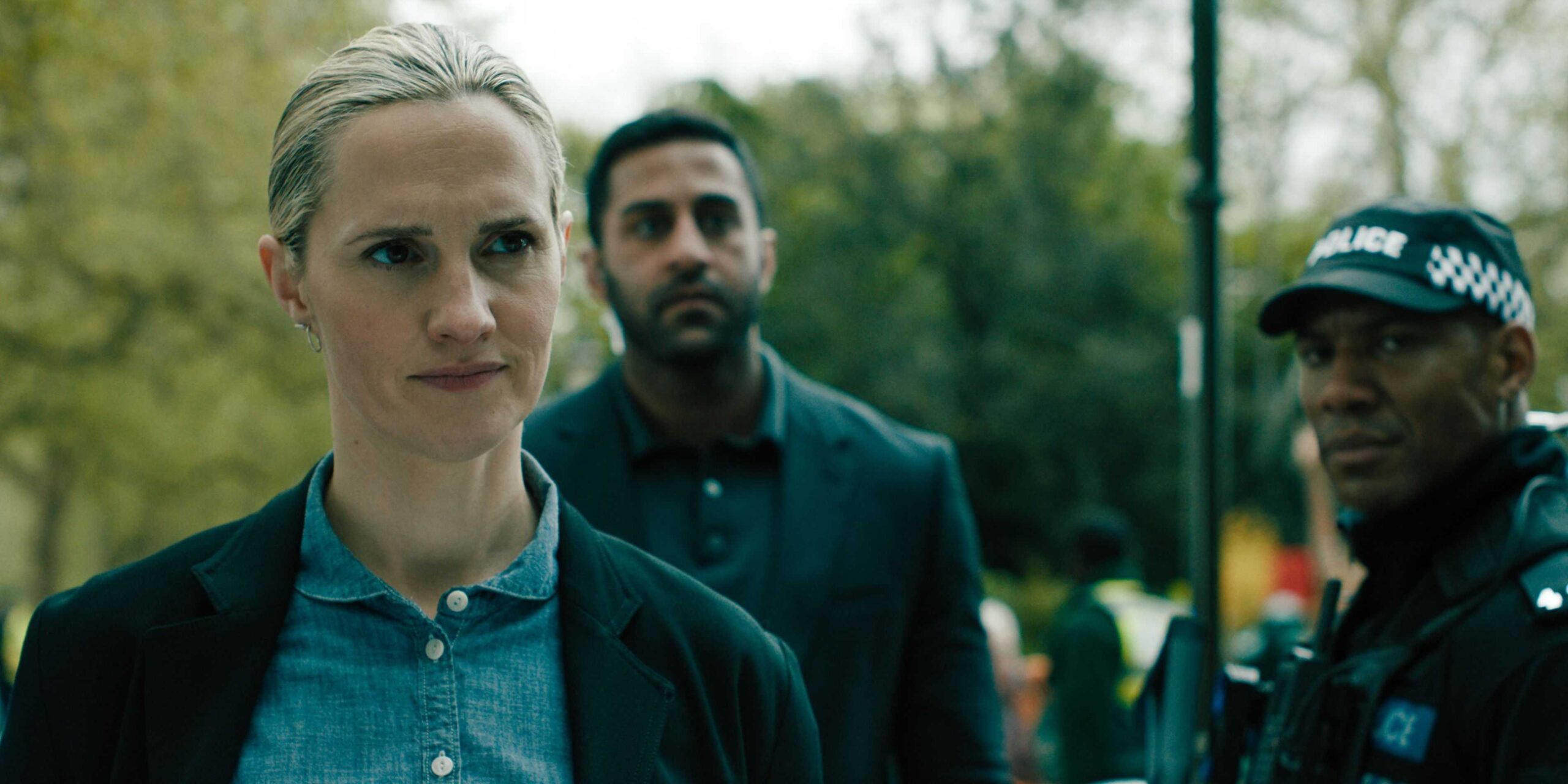 Эмма Флайт (Рут Брэдли) выглядит не очень довольной в 5 сезоне "Slow Horses", 3 эпизод.