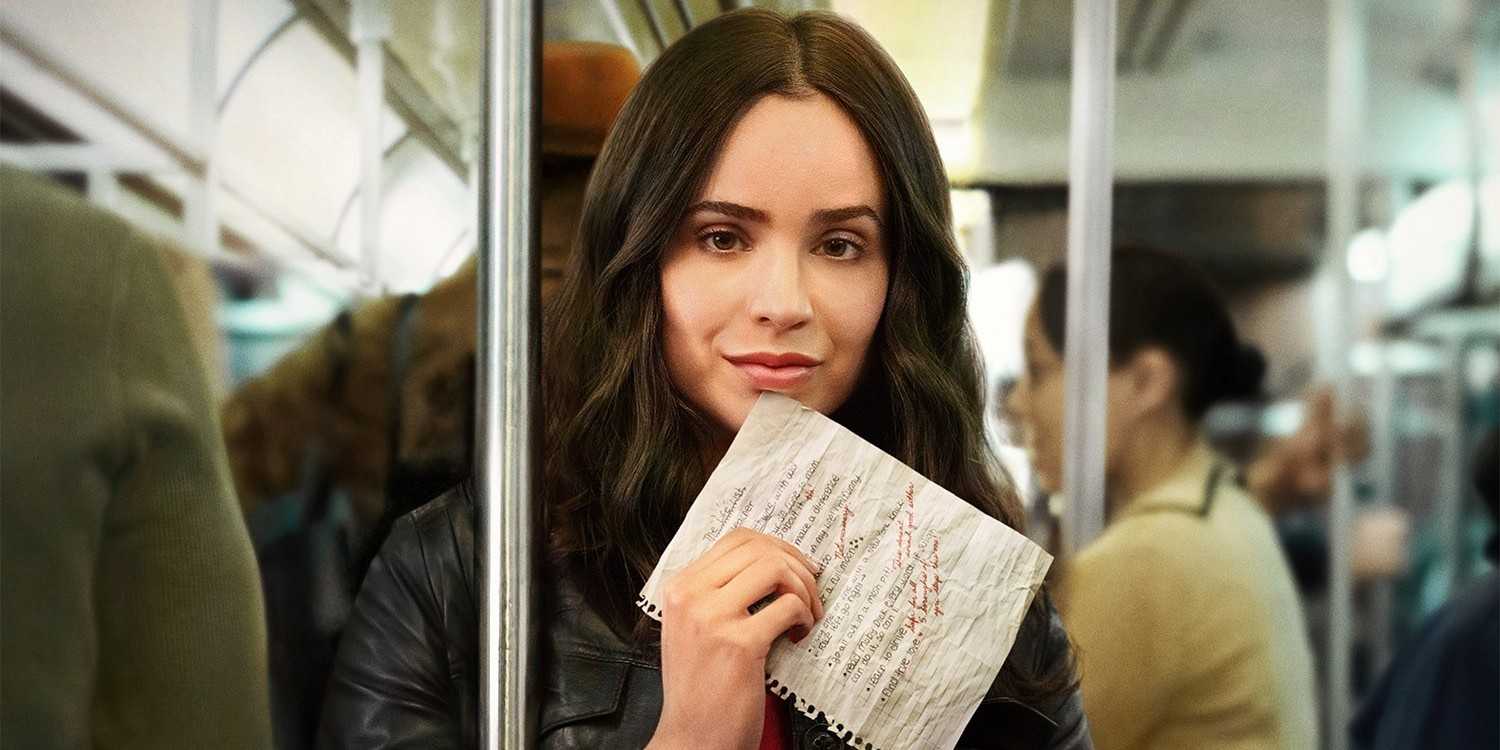 София Карсон стоит в метро, держа в руках свой список. На постере к фильму "Список жизненных целей"