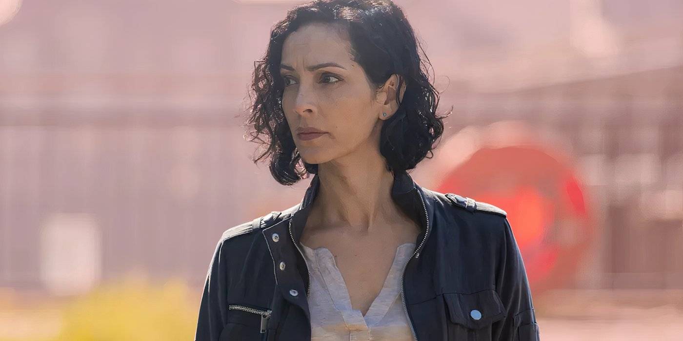 Сонита Хендри в фильме "The Chelsea Detective", смотрит вдаль