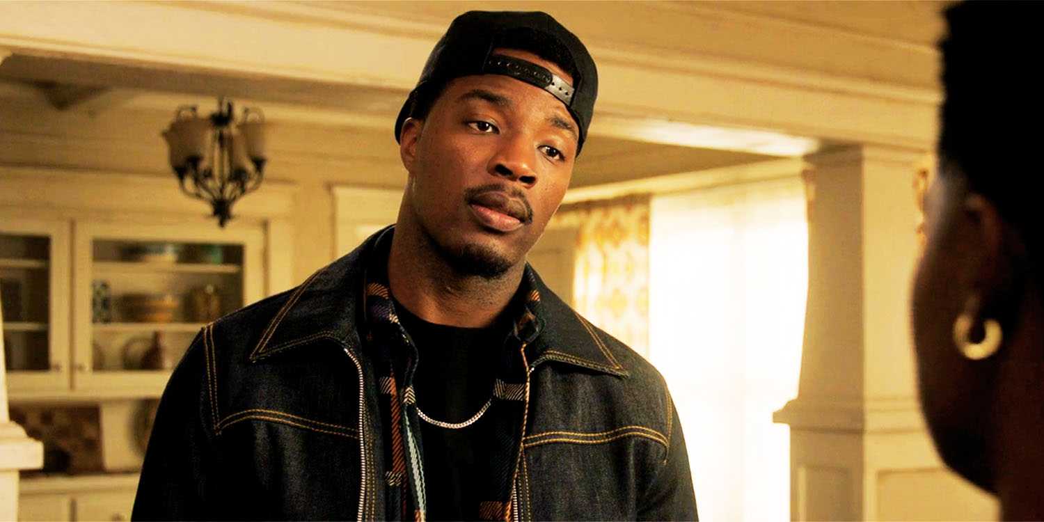 Спенсер в 7 сезоне сериала "All American", 9 эпизод, разговаривает с кем-то