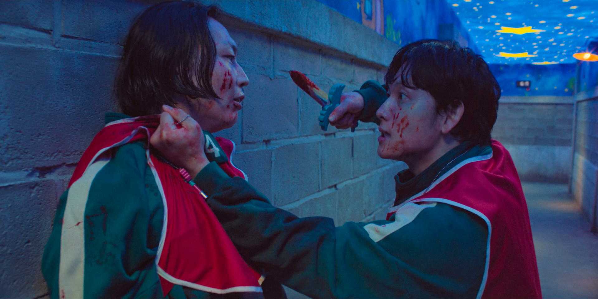 Мён-ги (Им Си-ван) угрожает Нам-гу (Ро Чай-вон) ножом в Squid Games, 3 сезон, 2 эпизод