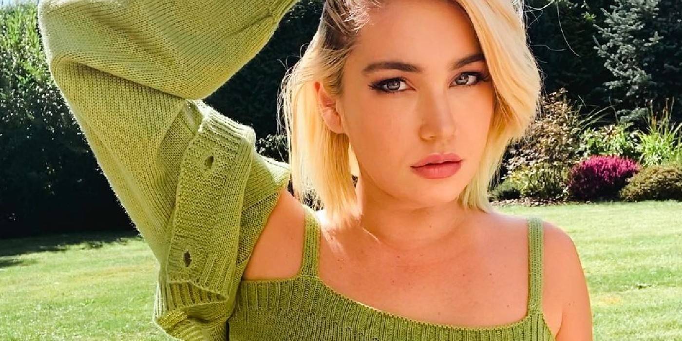 Стефани Степанка Матто из 90 Day Fiance в зеленом костюме, позирующая на улице