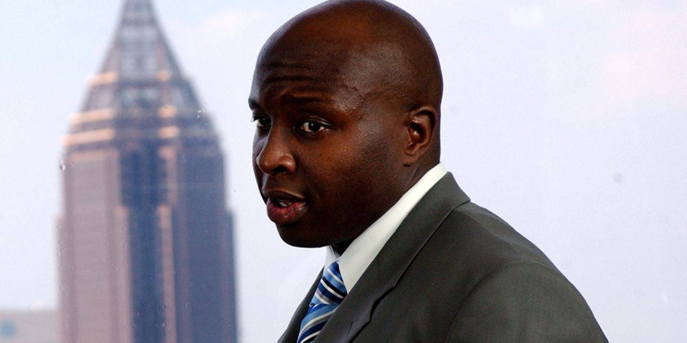 Чарльз разговаривает с кем-то в "Дневнике сумасшедшей чернокожей женщины".