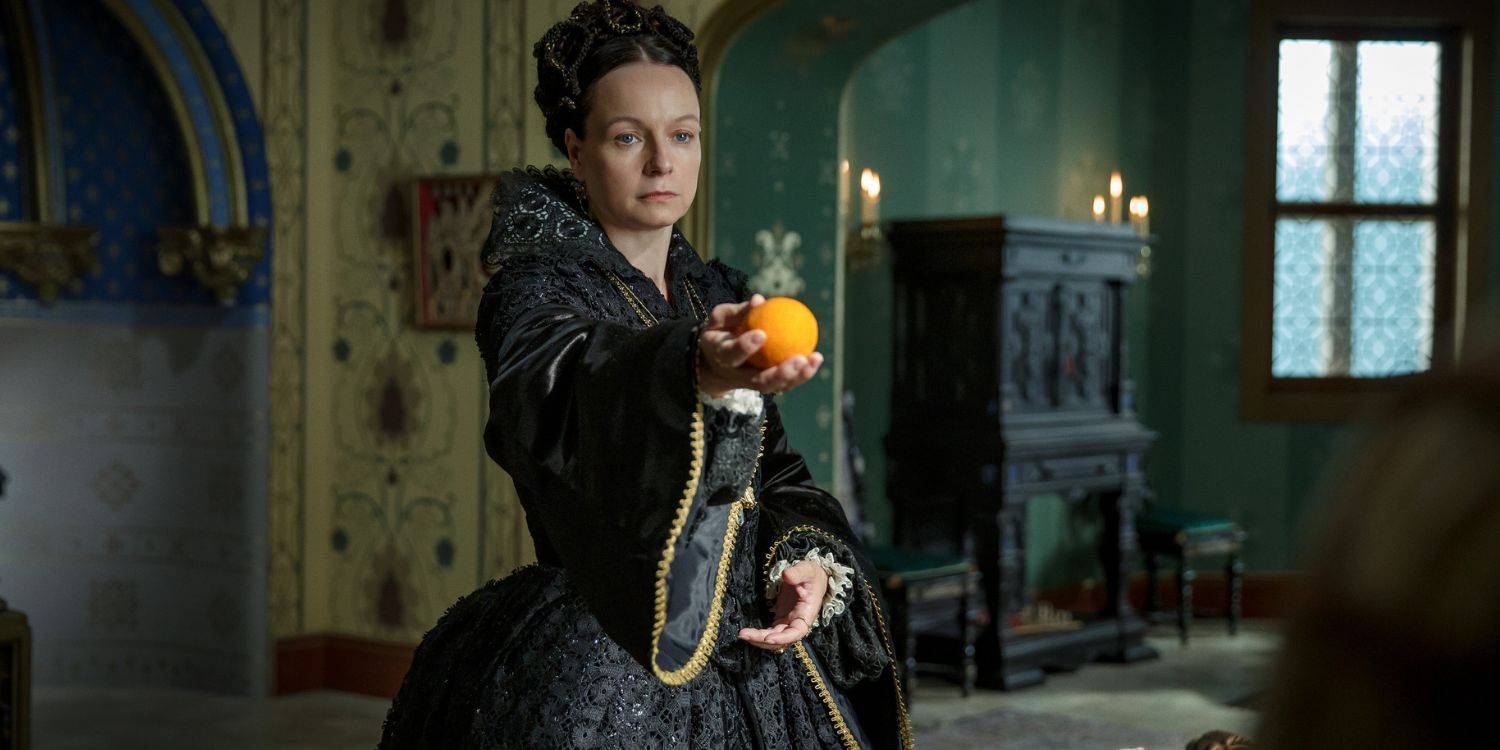 Кадр из сериала "Королева змея". Екатерина держит апельсин