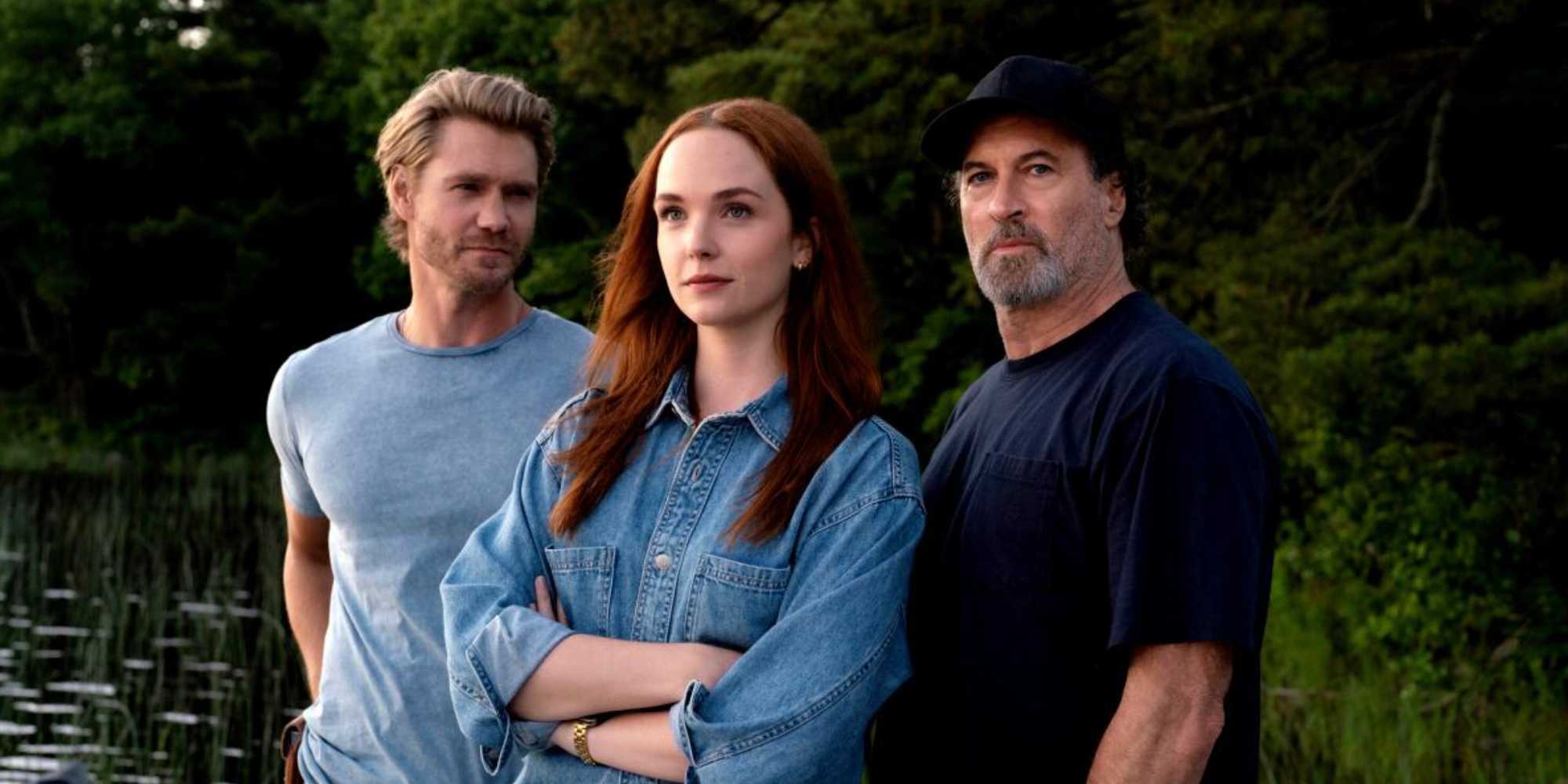 Чад Майкл Мёрри, Морган Кохан и Скотт Паттерсон стоят у воды на рекламном изображении для Sullivan's Crossing