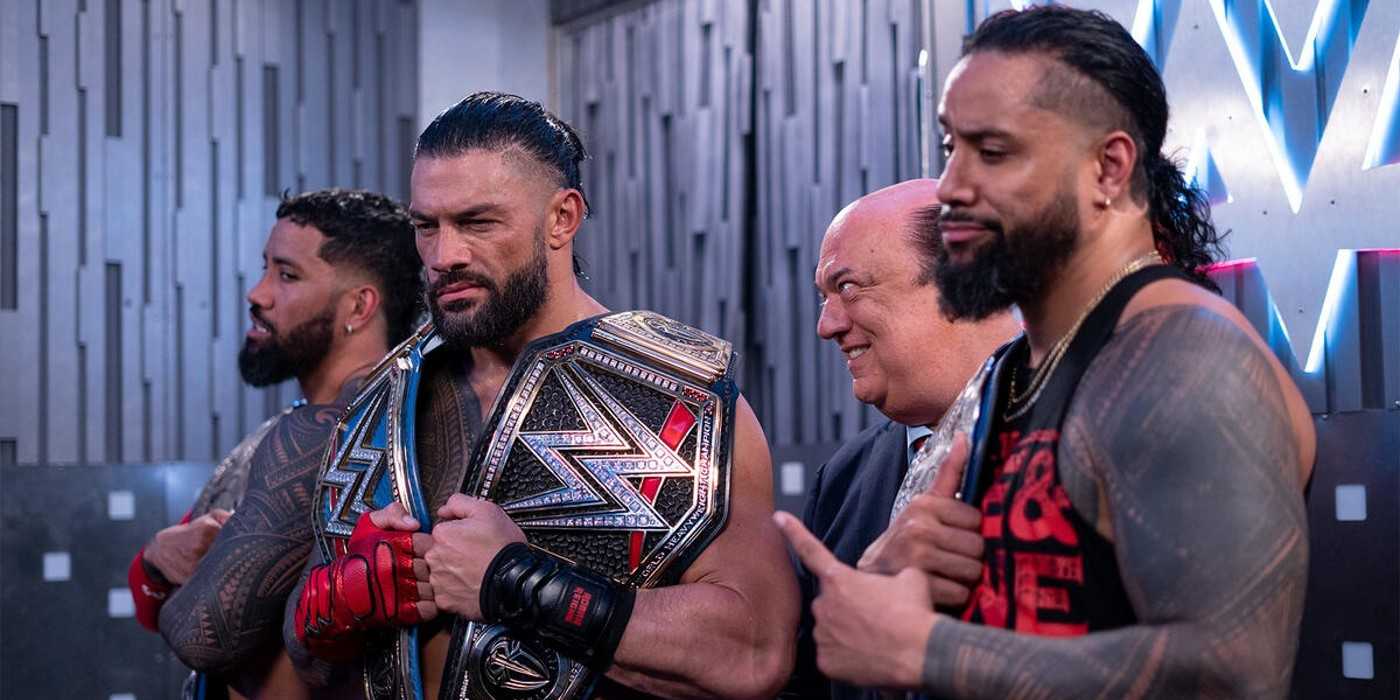 Чемпионы дуэтов The Usos и Пол Хейман позируют с чемпионом WWE Undisputed Universal Романом Рейнсом за кулисами