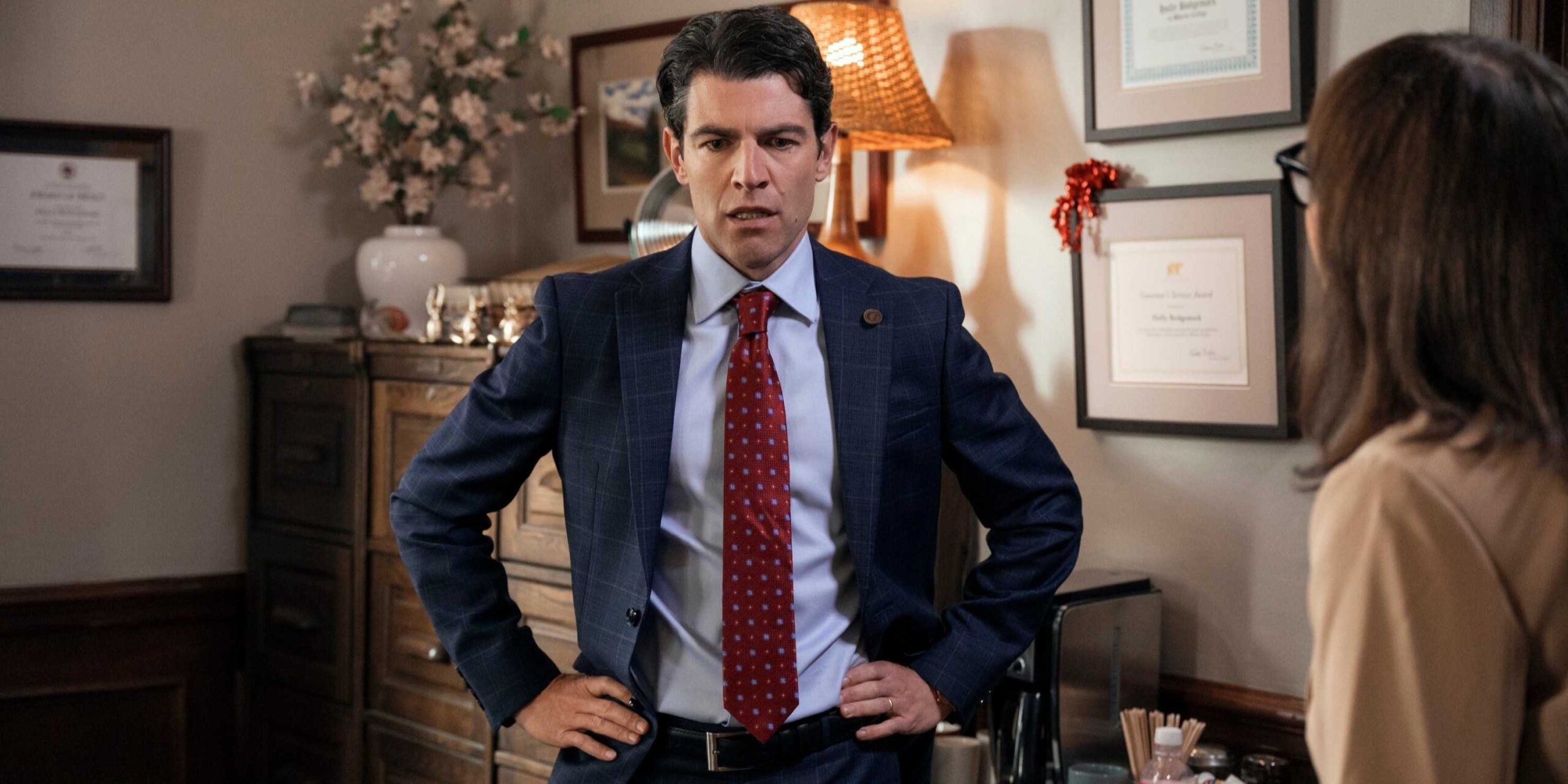 Макс Гринфилд в шоке в сериале "A Man on the Inside"