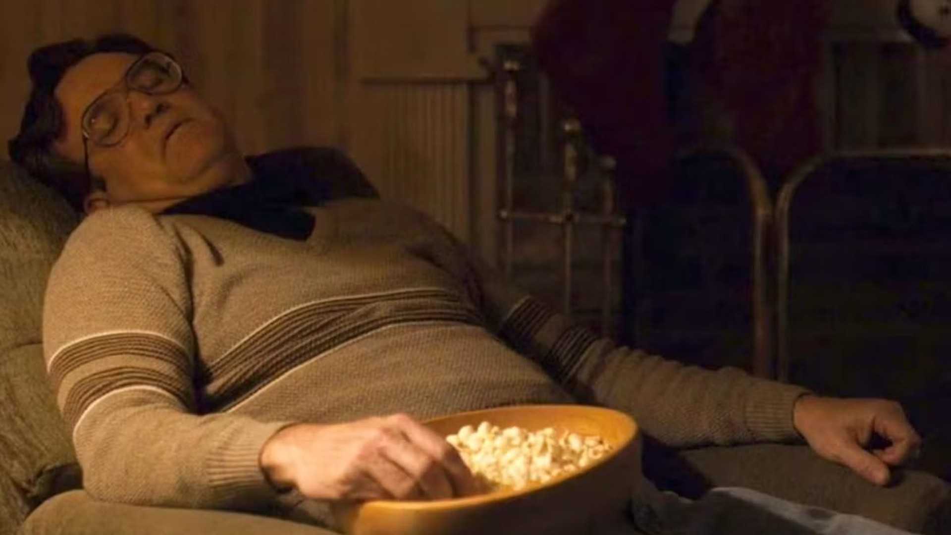 Джо Крест в роли Теда Уиллера, спящего в *Stranger Things*.