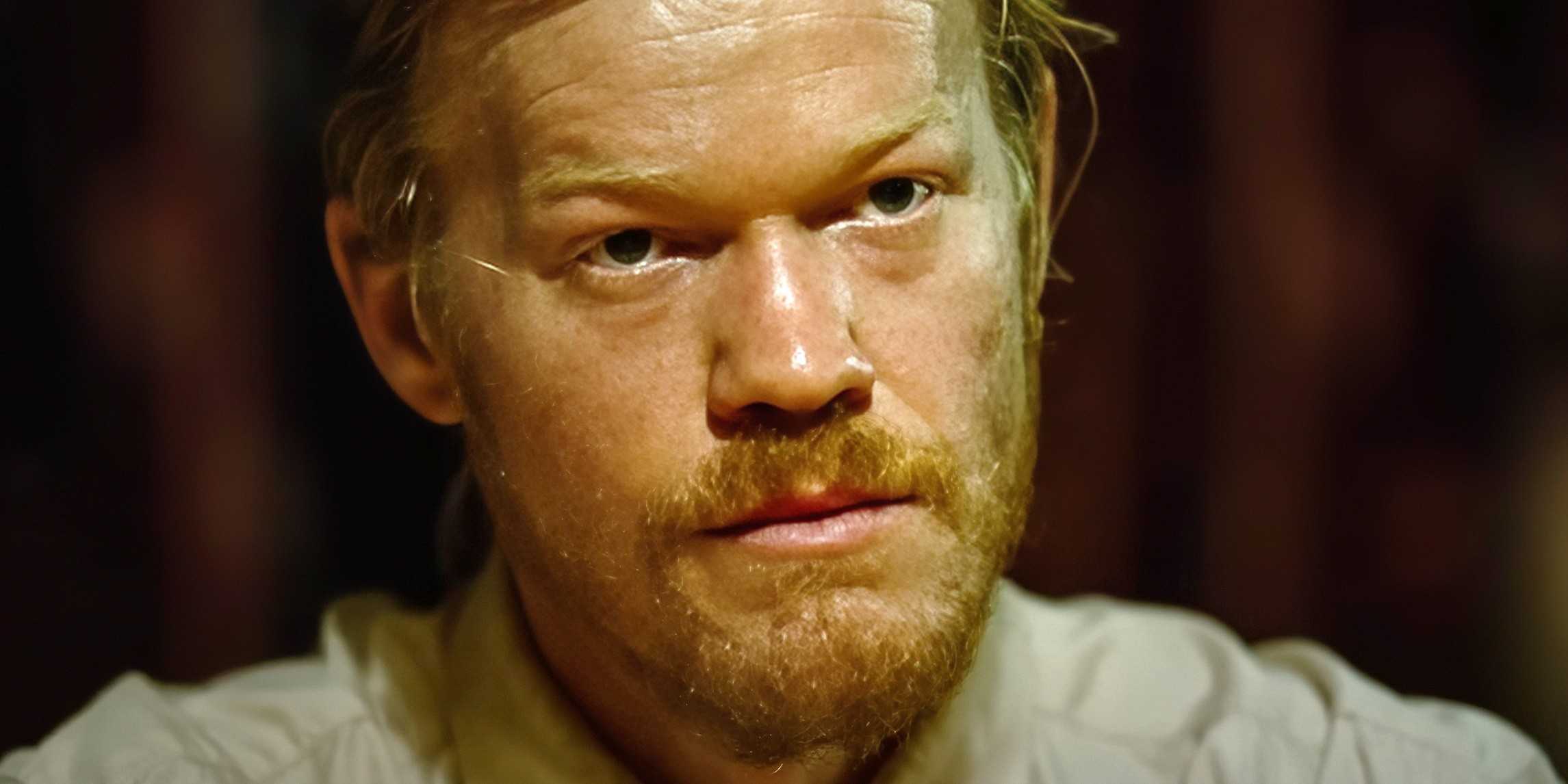 Тедди крупным планом, очень интенсивно смотрит в Bugonia