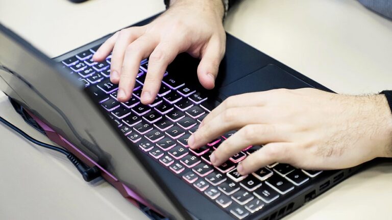 Как подростки становятся мишенями киберпреступников через фальшивые вакансии