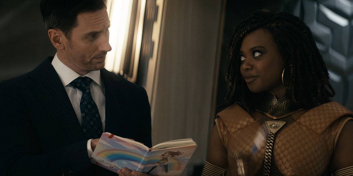 Tek-Knight указывает на книгу и обменивается взглядом с Сестрой Саджем в 4 сезоне "The Boys"