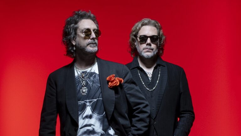 The Black Crowes анонсировали новый альбом «A Pound of Feathers» и выпустили синглы «Profane Prophecy» и «Pharmacy Chronicles»