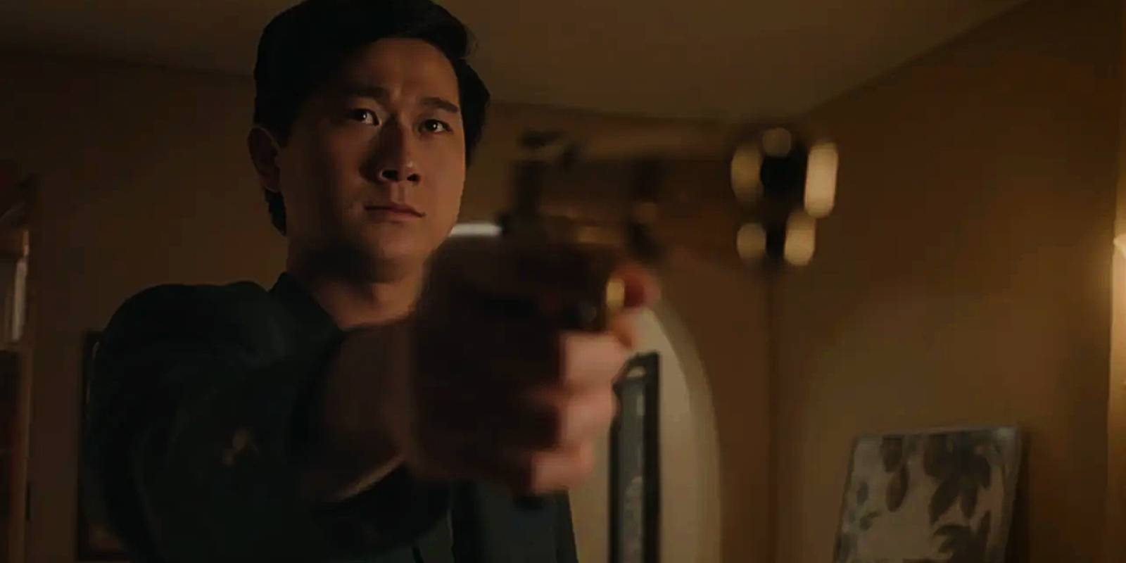 Брюс держит пистолет в фильме "The Brothers Sun".