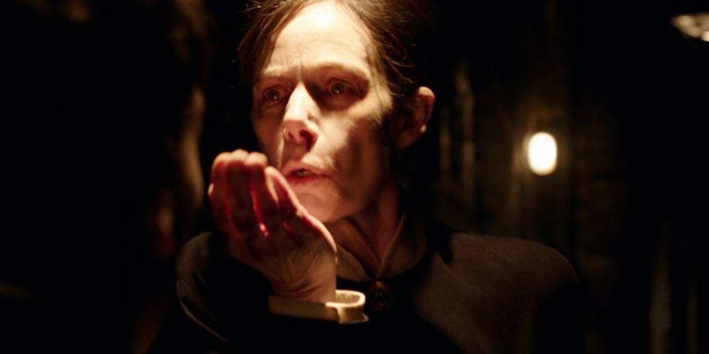 Эжен Бондурант в роли "Оккультистки", дующая в руку в фильме "Призраки" "Демон заставил меня это сделать"