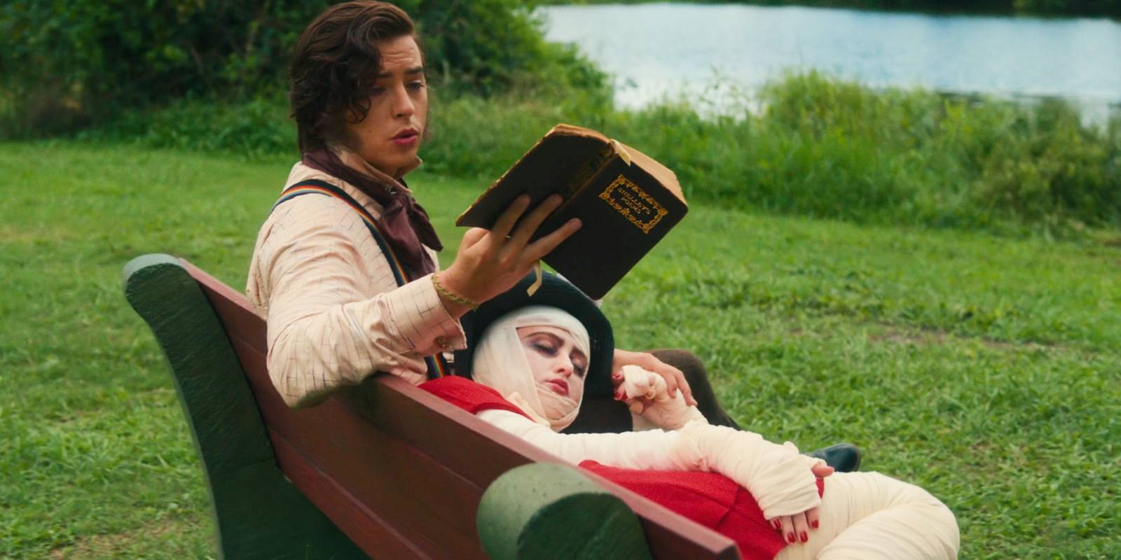 «Существо» читает поэму Лизе, которая находится на скамейке в фильме «Лиза и Франкенштейн»