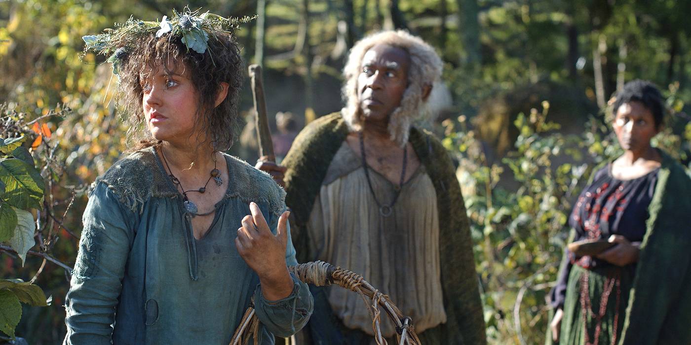 Хафтуты, смотрящие в сторону в "Властелине Колец: Кольцо Власти".