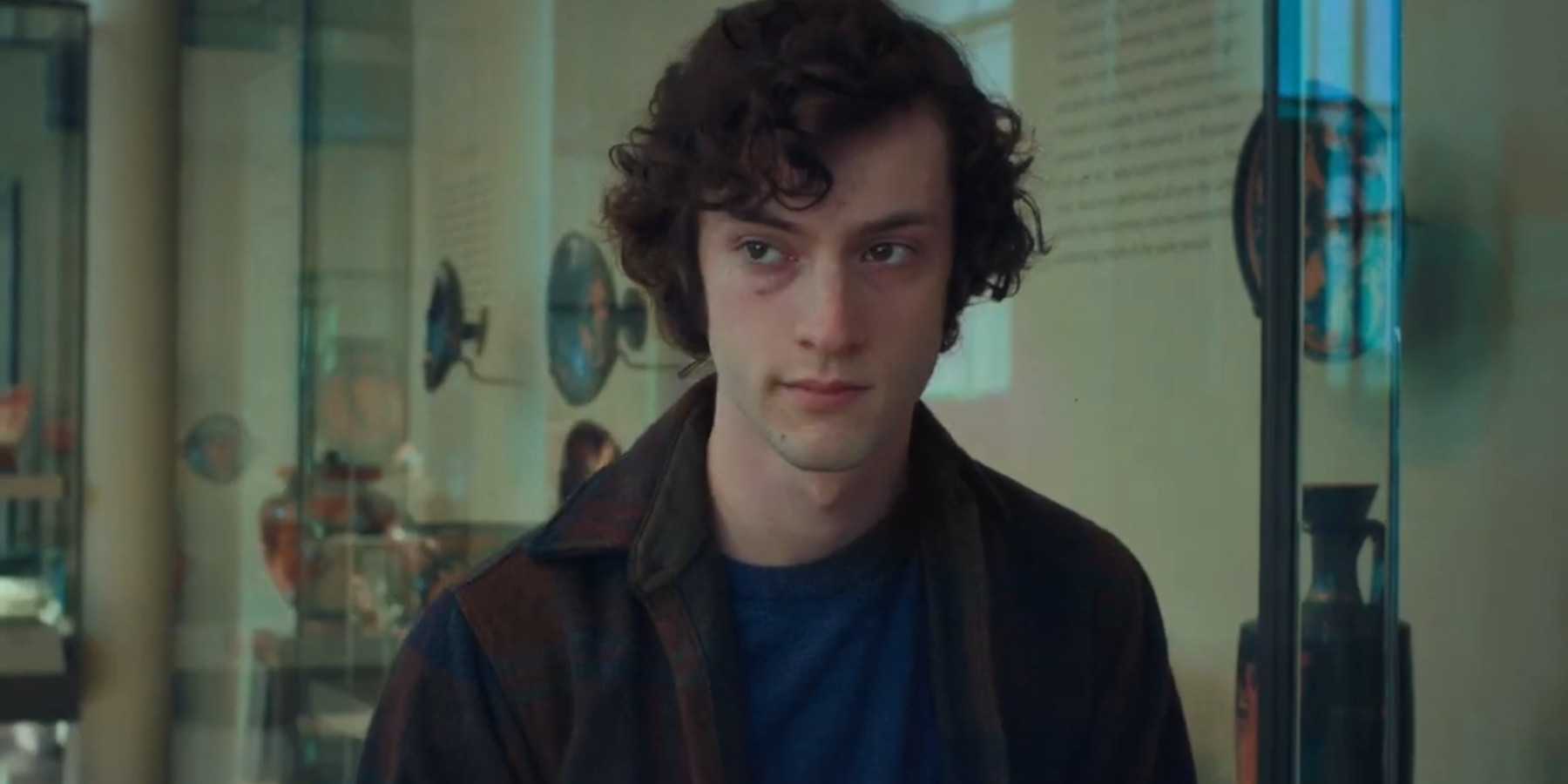 Доминик Сесса в роли Ангуса Тулли в фильме *The Holdovers*.