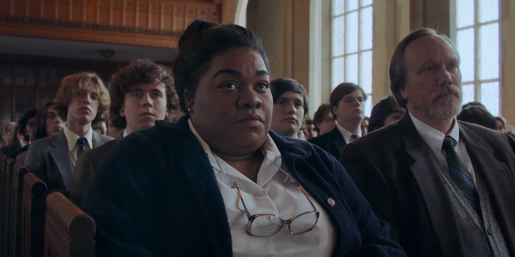 Da'Vine Joy Randolph в роли Мэри Лэмб в часовне в фильме "The Holdovers".