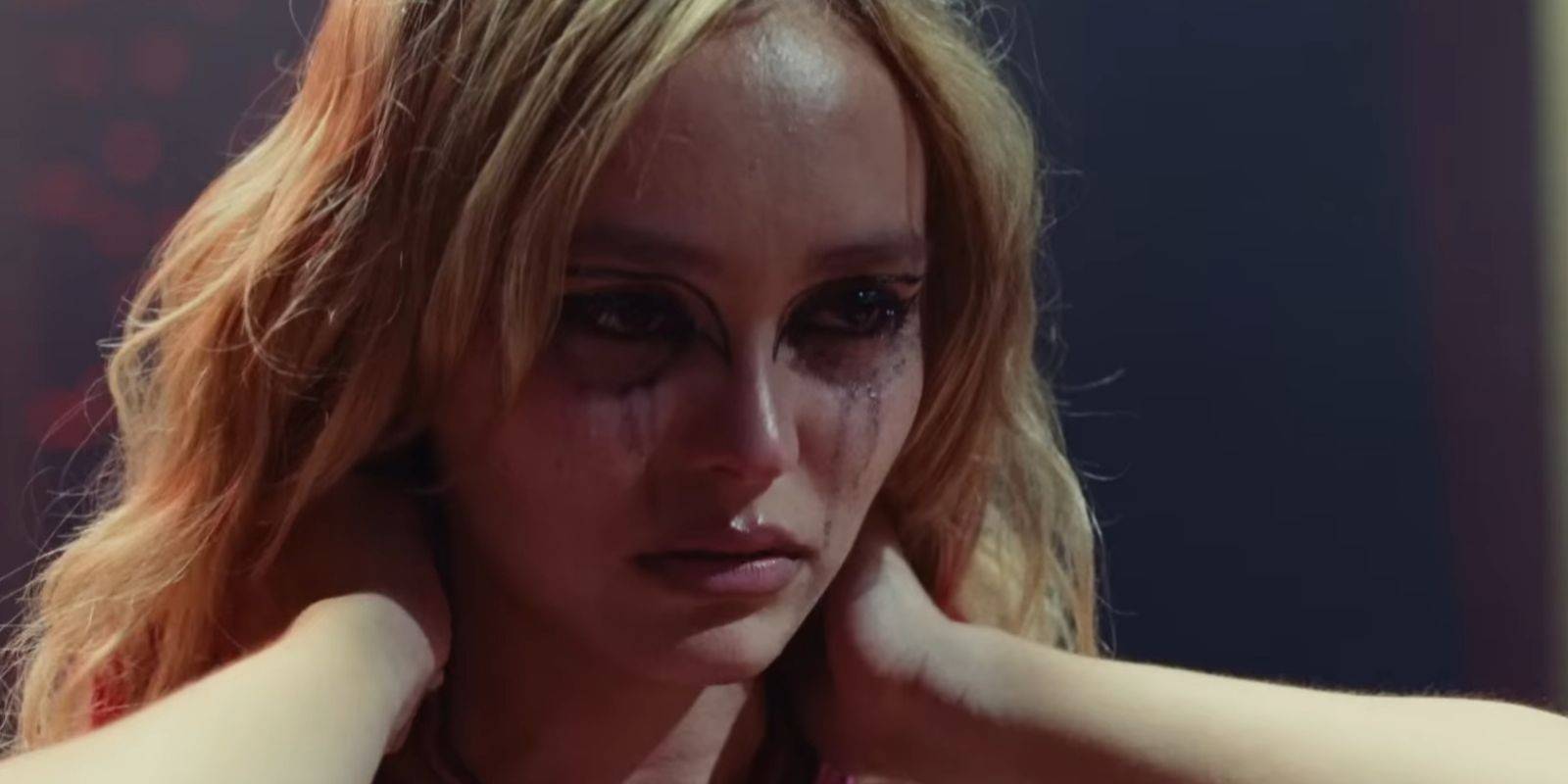 Jocelyn плачет, когда ее макияж растекается в The Idol