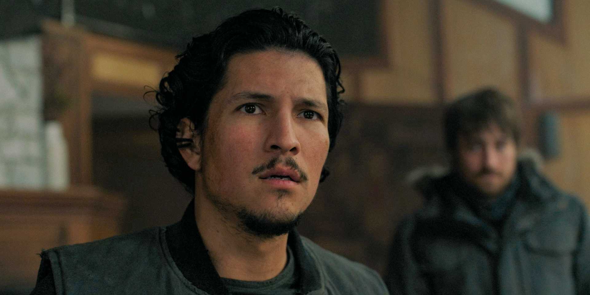 Дэнни Рамирес в роли Мэнни Альвареса с удивленным выражением лица в The Last of Us, сезон 2, эпизод 2