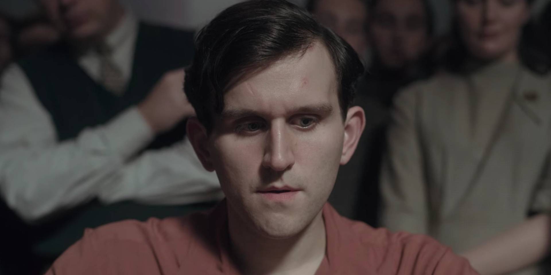 Гарри Меллинг задумчиво смотрит в *The Queen's Gambit* на Netflix