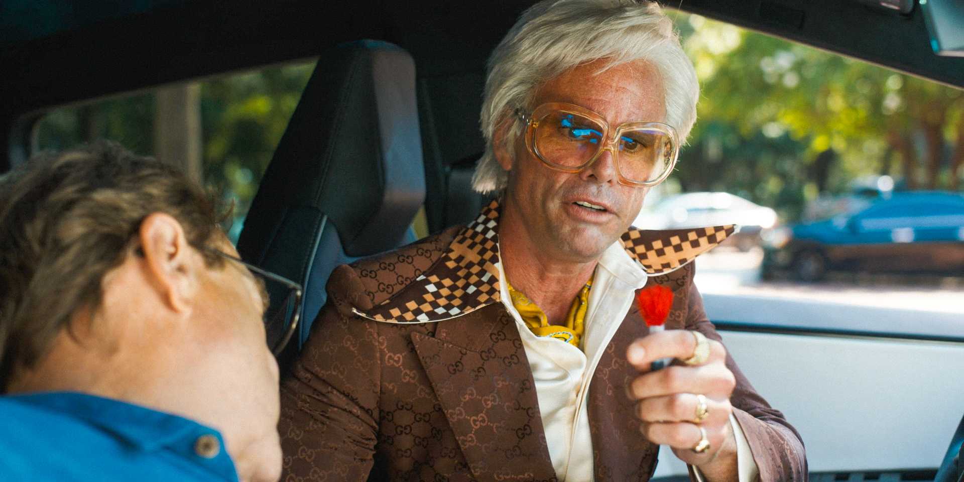 Бэби Билл (Волтон Гоггинс) удаляет дротик из шеи Эли (Джон Гудман) в 4-м эпизоде 8-го сезона "The Righteous Gemstones"