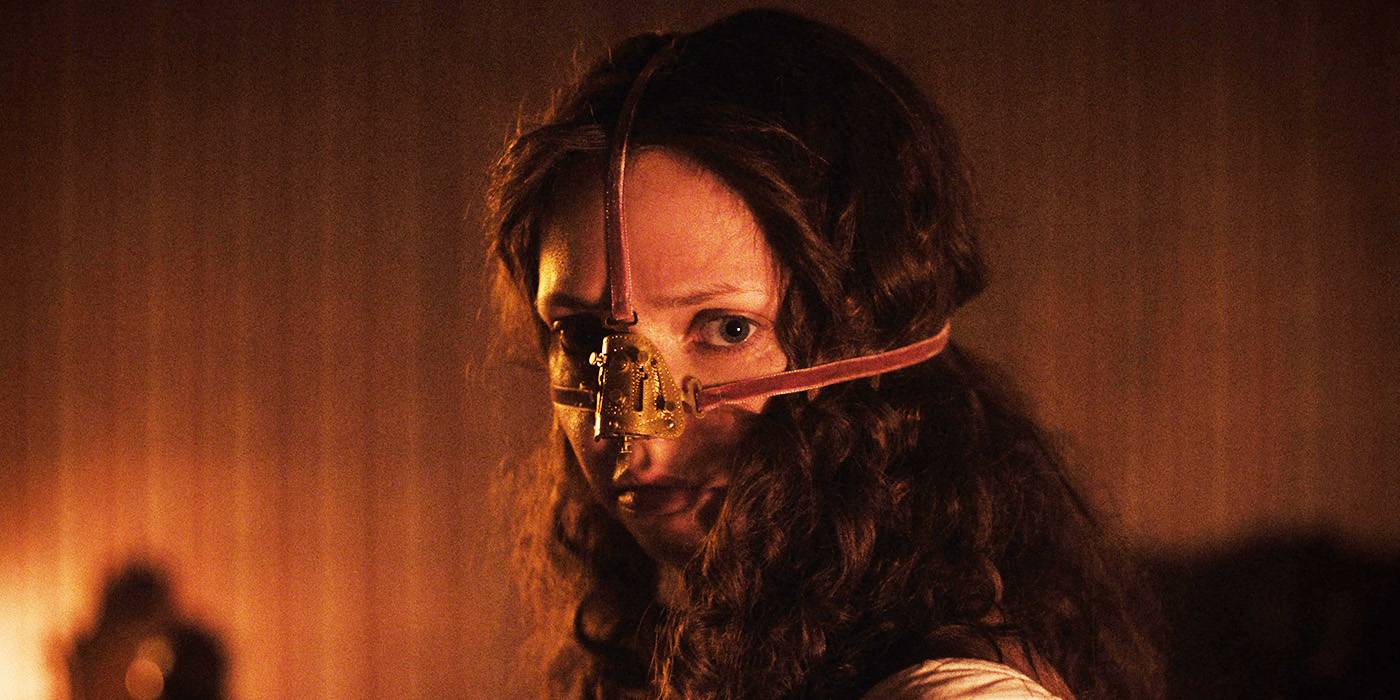 Актриса в фильме "Уродливая Злая Сестра" смотрит в камеру, надев на нос респиратор