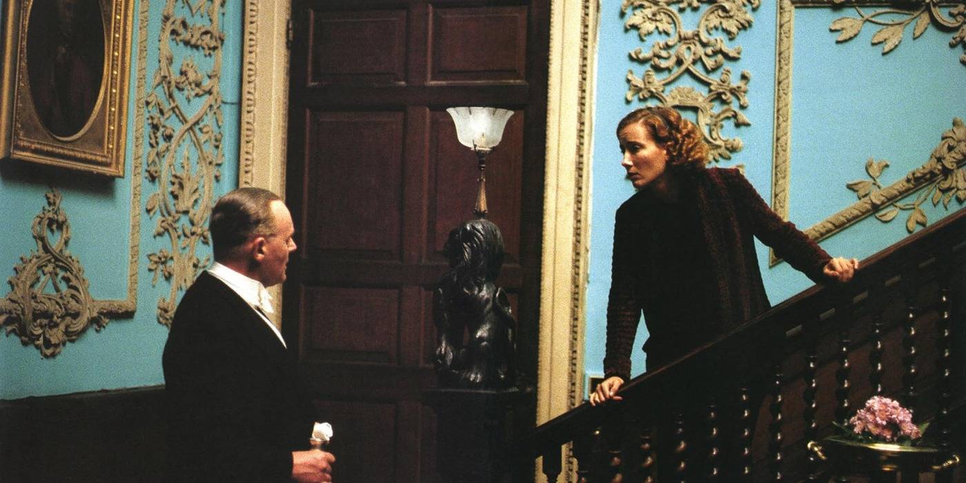 Эмма Томпсон разговаривает с Энтони Хопкинсом и поднимается по лестнице в фильме "Остатки дня"