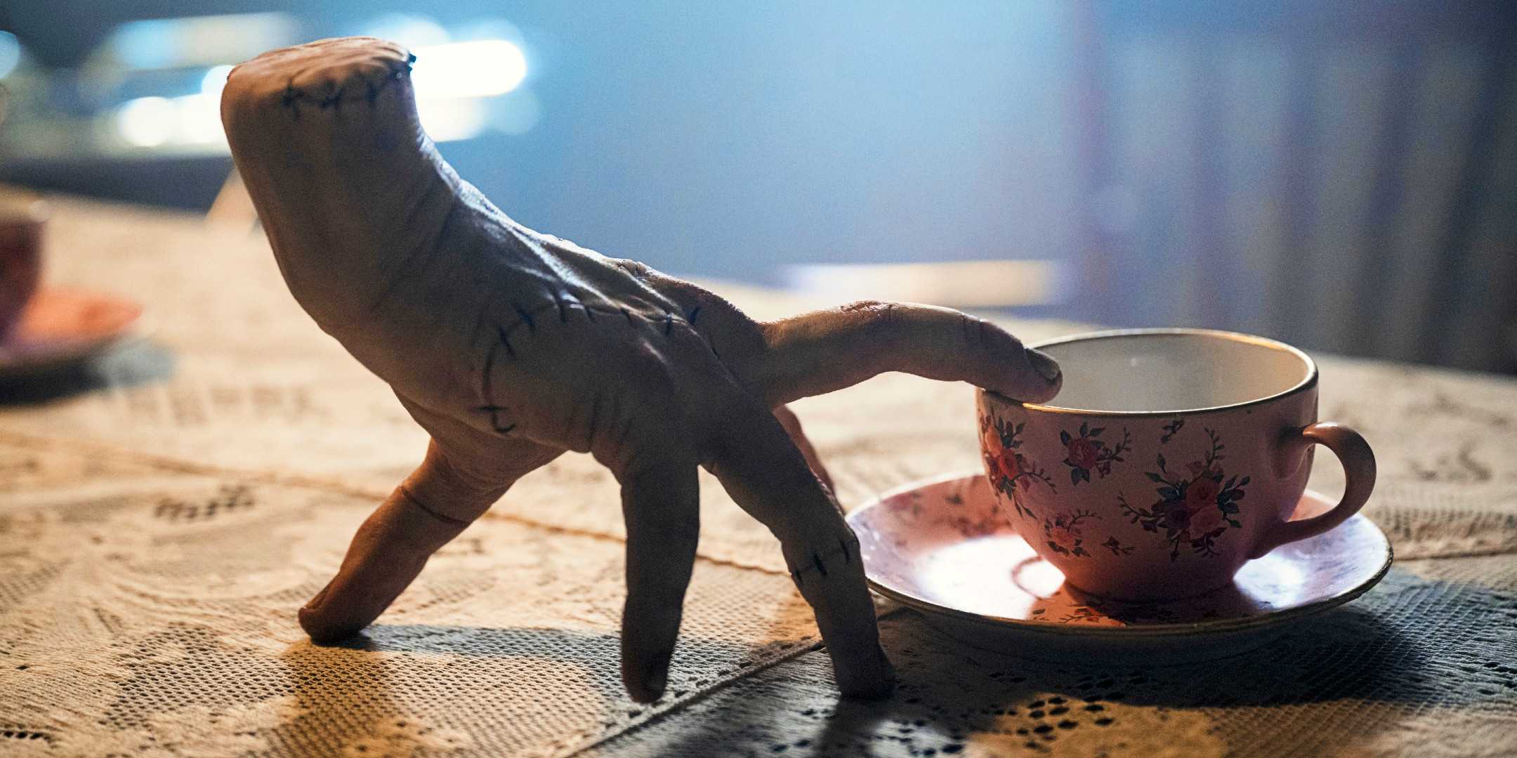 Тинг с пальцем на чашке в 2 сезоне "Wednesday"