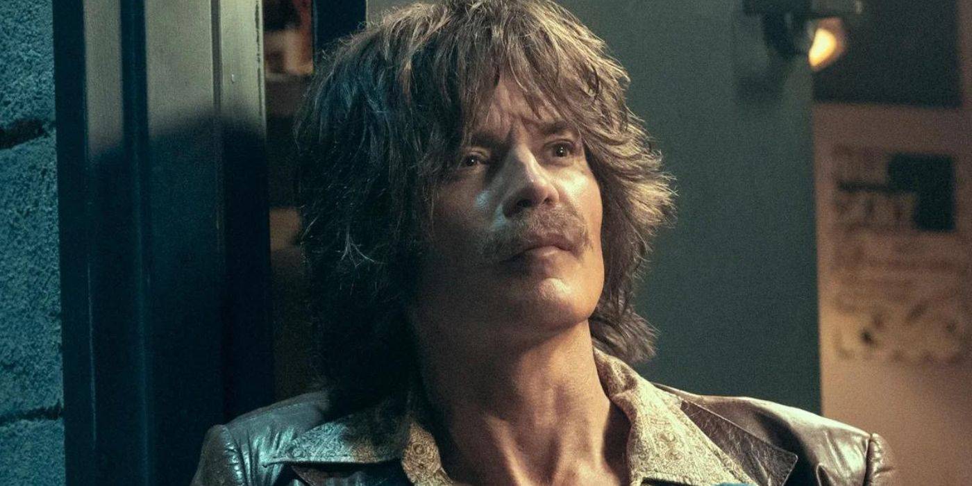 Тимоти Олифант смотрит вверх в *Daisy Jones & The Six*