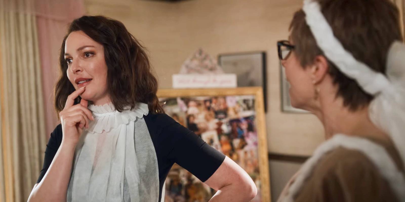 Тулли (Хигл) и Кейт разговаривают в "Firefly Lane"