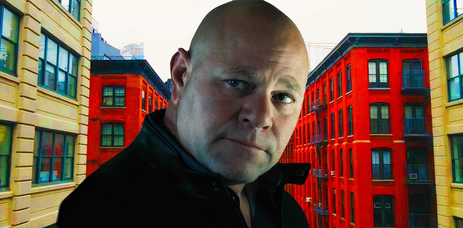 Чикки Инверницци (Доменик Ломбардози) перед мостом Манхэттена в "Tulsa King"