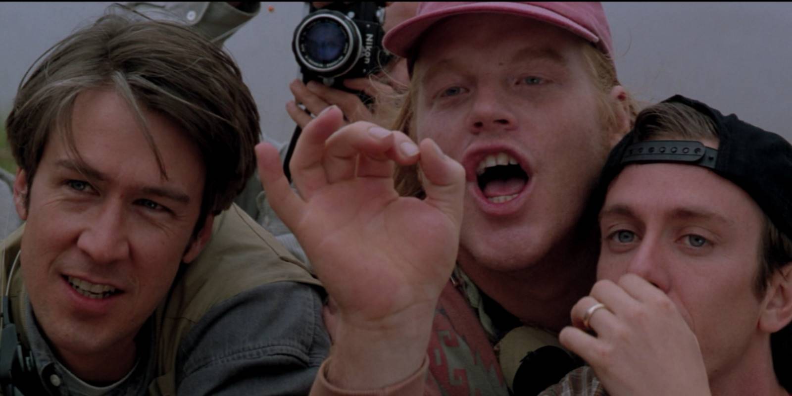 Филлип Сеймур Хоффман, выглядящий глупо в толпе людей в фильме "Твистер"