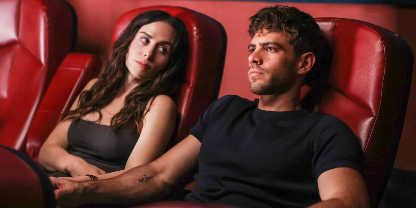Персонажи сидят вместе на красных сиденьях и выглядят обеспокоенными в *Unspeakable Sins*